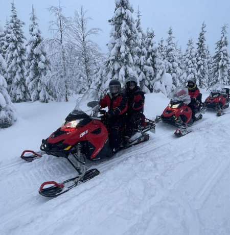 Moottorikelkkailua Ruka-Kuusamossa. Kuva Lammintupa. 