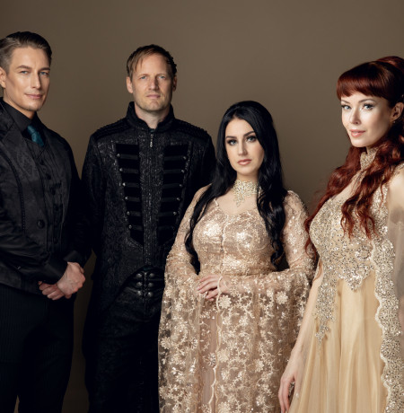 Yhtye Eye of Melian upeissa fantasiamaisissa keskiaikaisissa asuissa.