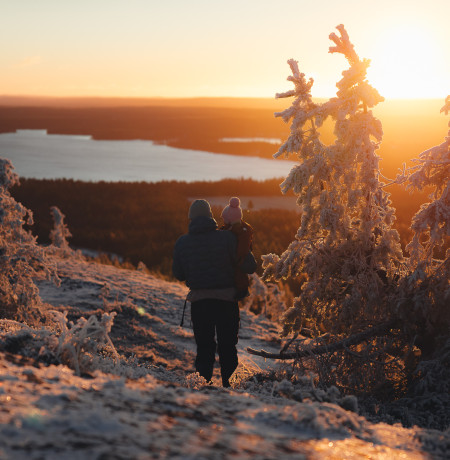 Talvinen auringonlasku Juhannuskalliolla Ruka-Kuusamossa. Kuva Mikko Santasalo