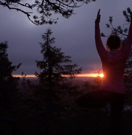 Metsäjoogaa auringonlaskun aikaan Ruka-Kuusamossa. Kuva MunPolku/MyTrail