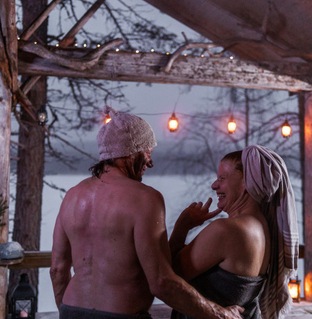 Isokenkäisten Klubin saunan terassilla. Kuva Mikko Santasalo