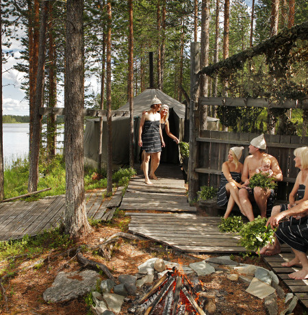 Saunaelämys Pohjantähti-leirissä Juumajärven rannalla Ruka-Kuusamossa. Kuva Rukapalvelu