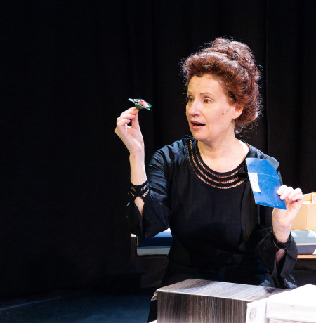 Kuvassa näyttelijä Elina Mustonen teatteriesityksessä.