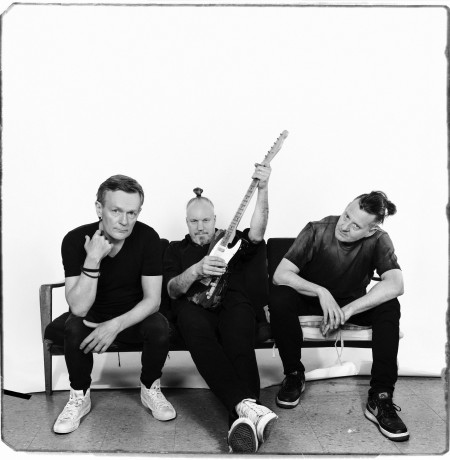 Kuvassa Teleks yhtye sohvalla katsoen kameraan mustavalkoisessa kuvassa. 