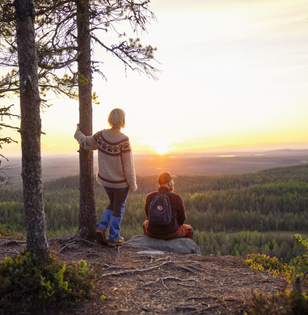 Pariskunta ihailemassa keskiyön aurinkoa Konttaisella. Kuva Harri Tarvainen