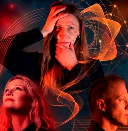Alttoviulisti Matti Lindholm ja pianisti Alina Sorjonen sekä tanssija Nina Bulgakova tummanpunasävyisessä kuvassa.