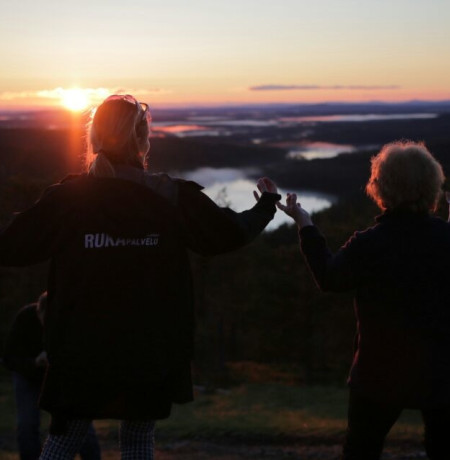 Yötöntä juhlitaan Rukalla 5.6. kipuamalla tunturin huipulle katsomaan aurinkoa, joka nousee uuteen päivään painumatta horisontin taakse lainkaan.