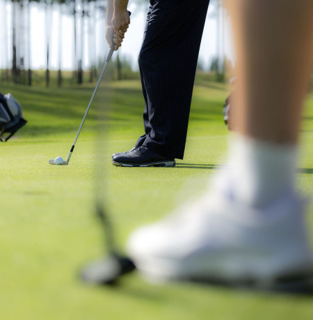 Golfers at a green in Kuusamo Golf. Photo Harri Tarvainen / Kota Collective