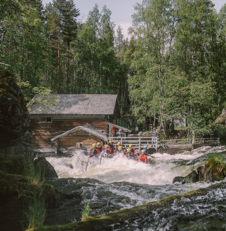 Koskenlaskua Myllykoskella Kitkajoella Oulangan kansallispuistossa. Kuva Mikko Santasalo