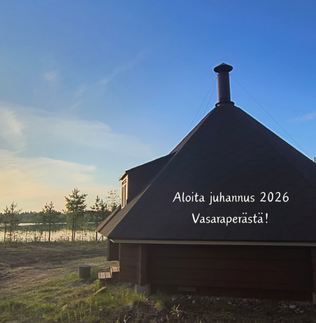 Vasarperän kyläkota ilta-auringossa