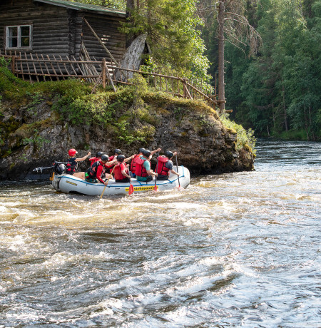 Koskenlaskua Kuusamon Kitkajoella - Stella Polaris Adventures, kuva Salla Karhumaa