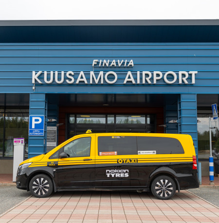 Otaxin taksi Kuusamon lentoasemalla. Kuva Mikko Santasalo