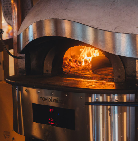 Pizzeria Rukan pitsat paistetaan puu-uunin lämmössä. Kuva: Mikko Santasalo