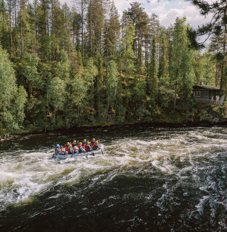 Koskenlaskua Kitkajoella Kuusamossa