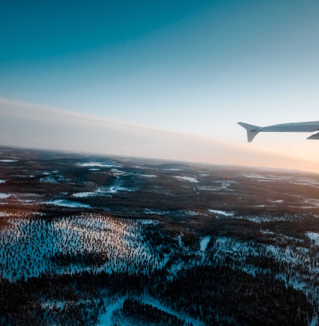 Ilmakuva lentokoneesta talvella. Lappland-sivuston maksuton kuva. 