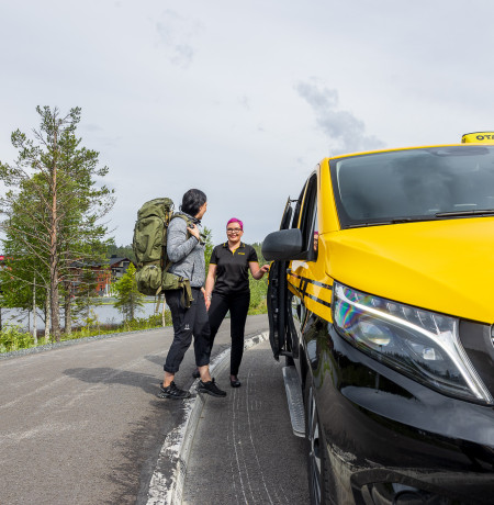 Retkeilijä menossa Otaxin taksin kyytiin Ruka Valleyssa. Kuva Mikko Santasalo