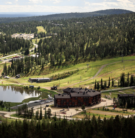 Kesäinen maisema Valtavaaralta Ruka Valleyn suuntaan. Kuva Mikko Santasalo