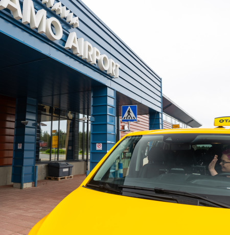 Taxi waiting for a customer at Kuusamo Airport. Taksipalvelu Saapunki, photo by Mikko Santasalo
