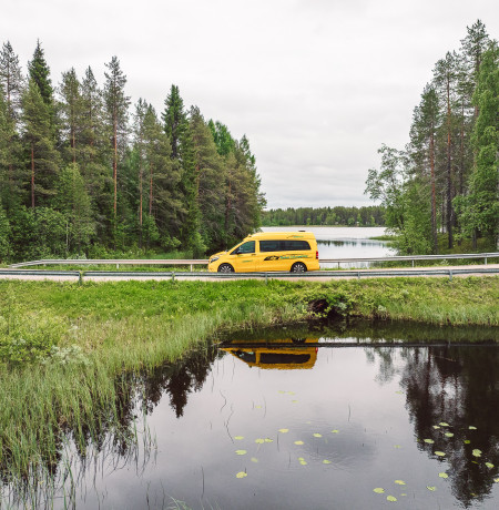 Taksipalvelu Saapunki's taxi on the way to Oulanka National Park. Photo Mikko Santasalo