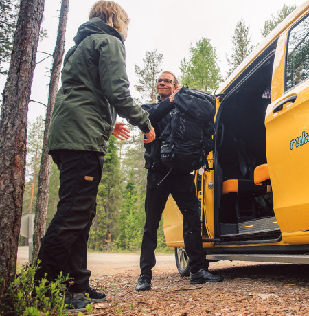 Hiker and taxi driver at Pieni Karhunkierros Trail. Taksipalvelu Saapunki, photo by Mikko Santasa