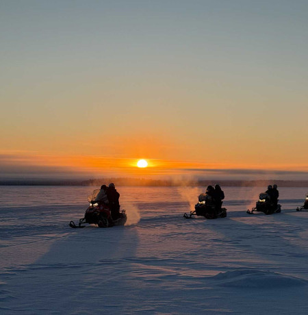 Moottorikelkkailua ilta-auringossa. Kuva Stella Polaris Adventures
