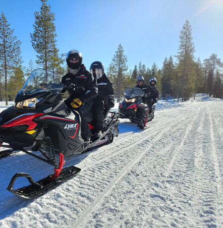 Koko perheen moottorikelkkasafari. Kuva Kuusamo Safaris