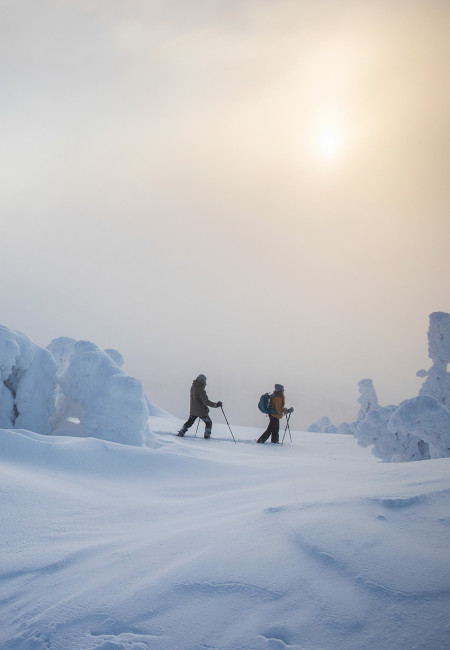 Lumikenkäilijät tykkylumipuiden keskellä, Ruka-Kuusamo