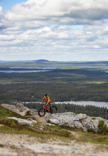 Maastopyöräilijä Rukan huipulla, Ruka-Kuusamo