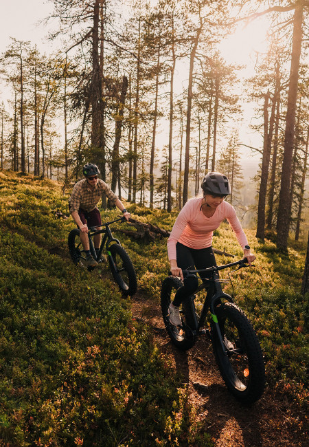 Maastopyöräilijät metsäreitillä, Ruka-Kuusamo