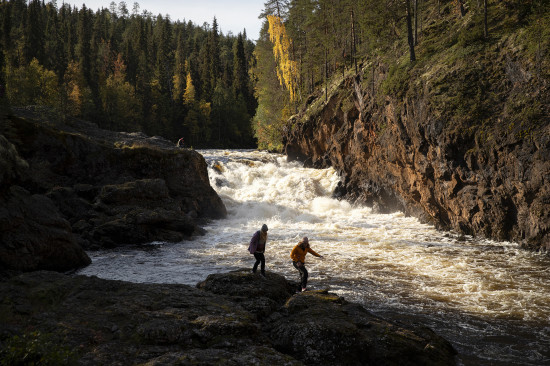 Retkeilijöitä Kiutakönkäällä Oulangan kansallispuistossa