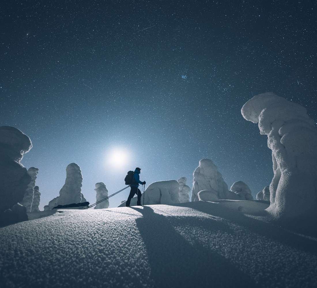 Lumikenkäilijä kuutamossa tykkylumipuiden keskellä, Eeva Mäkinen, Ruka-Kuusamo