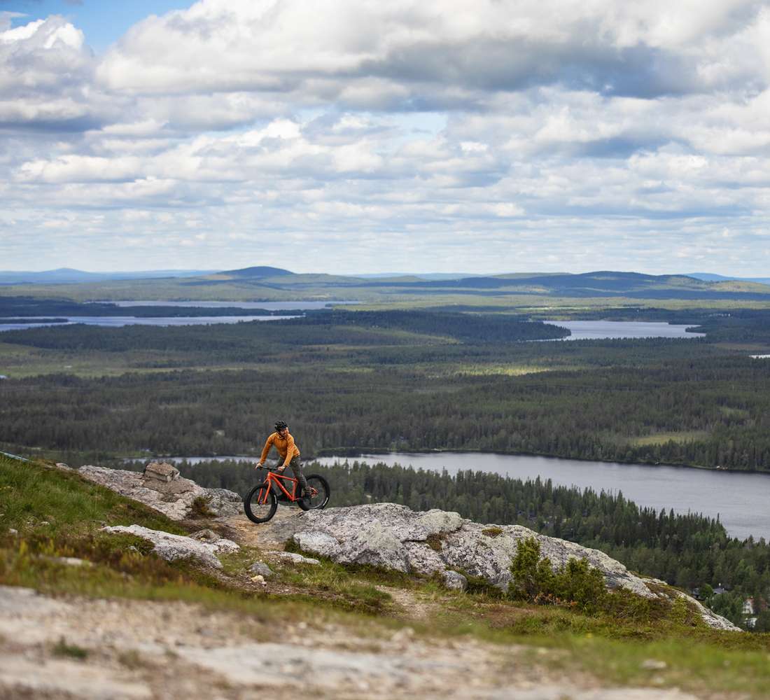 Maastopyöräilijä Rukan huipulla, Ruka-Kuusamo