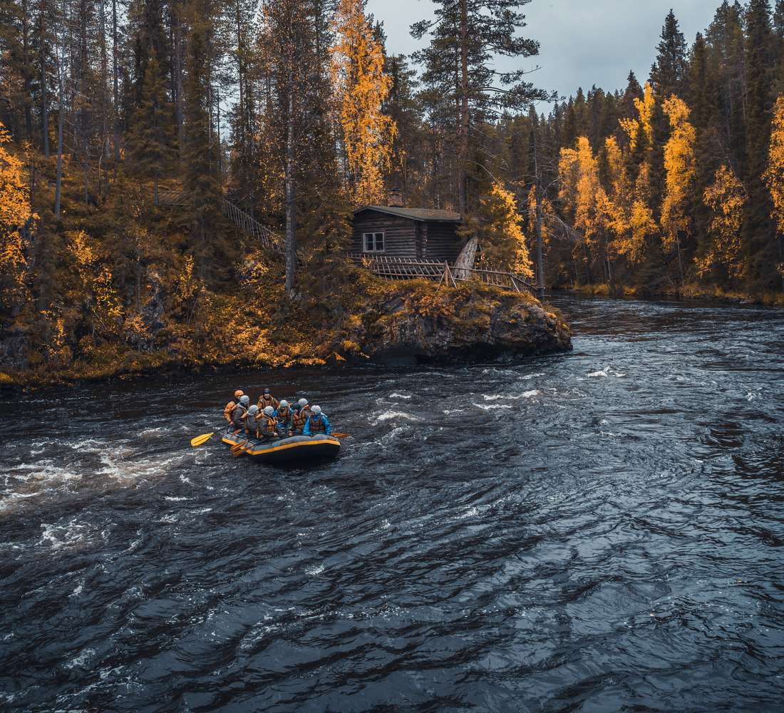 Koskenlaskua Kitkajoella syksyllä, Ruka-Kuusamo, Lappi, Suomi