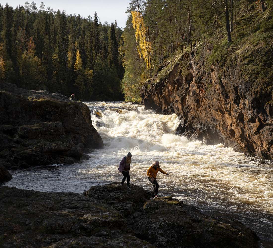Retkeilijöitä Kiutakönkäällä Oulangan kansallispuistossa