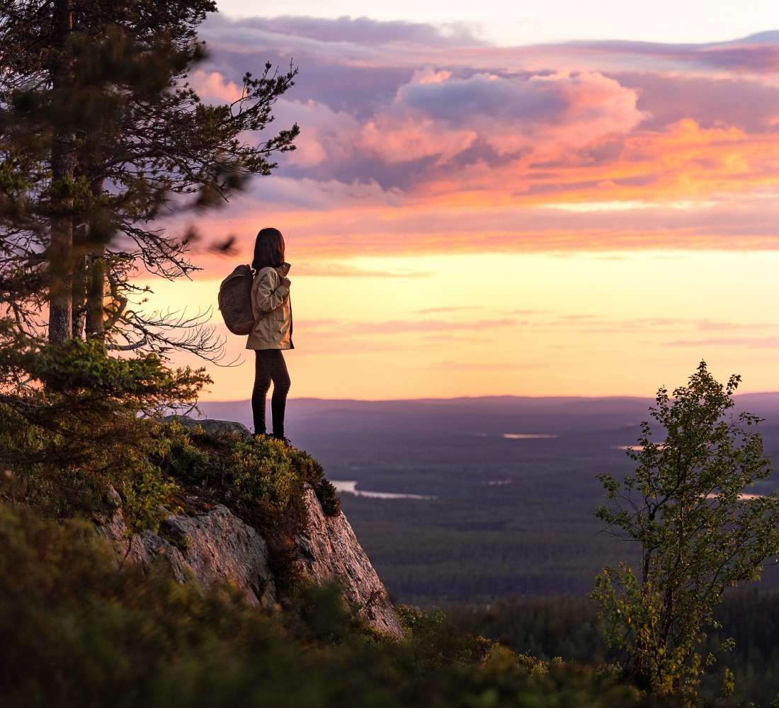 Kesäyössä nainen Konttaisella