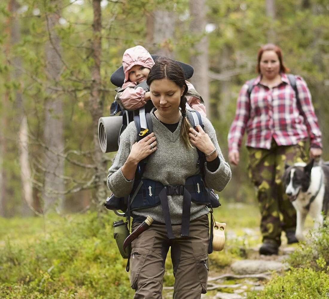 Taaperon kanssa retkeilemässä