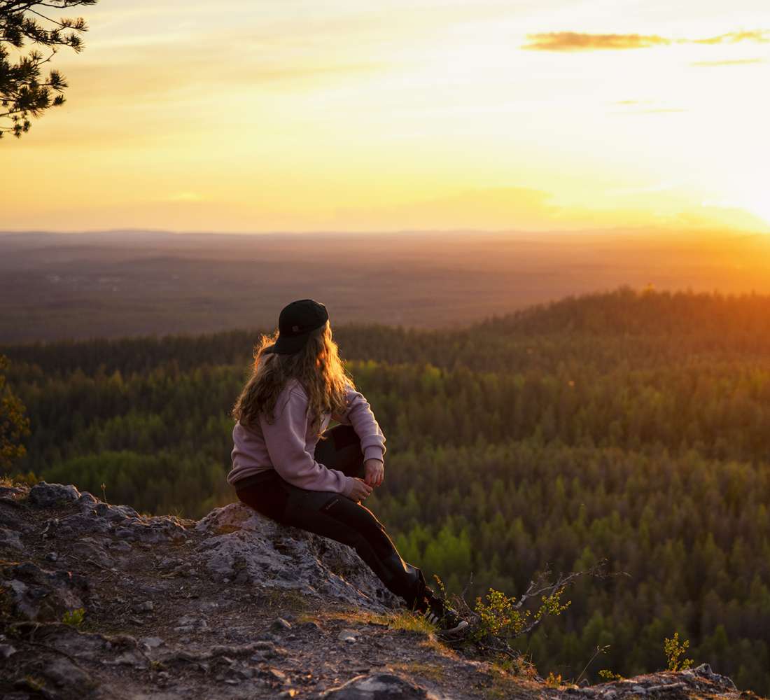 Tyttö ja auringonlasku Konttaisella, kuva Harri Tarvainen