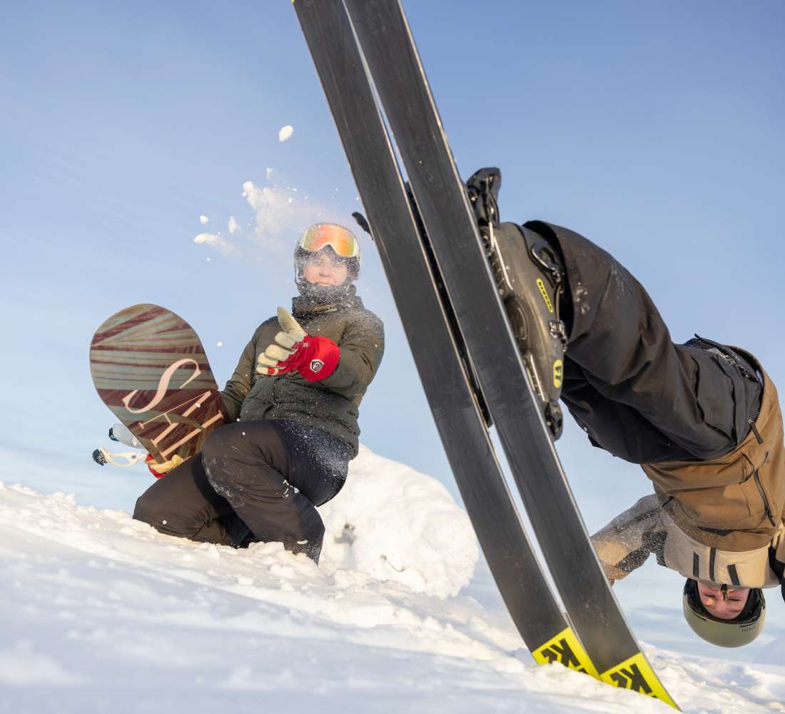 Laskijat Rukan rinteillä, kuva Harri Tarvainen