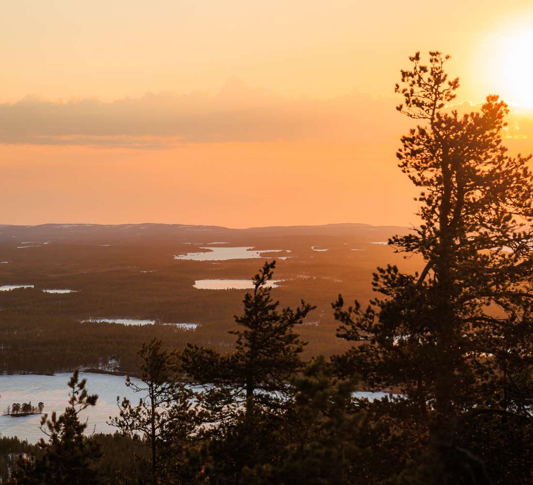 Ilta-aurinko keväisissä maisemissa, Ruka-Kuusamo. Kuva Mikko Santasalo.