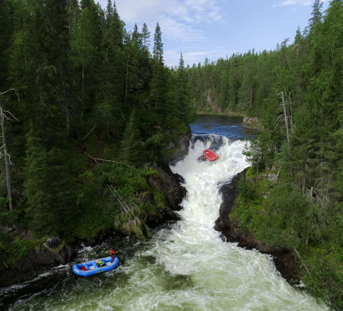 Kumilauttojen uittoa Jyrävällä, Oulangan kansallispuisto, Kuusamo. Kuva Teemu Lahtinen.