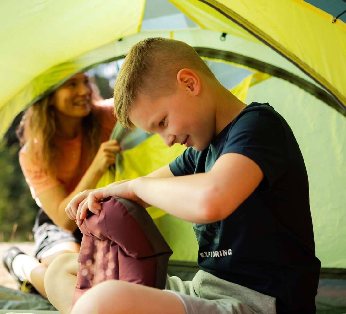 Koko perhe telttailee Ruka-Kuusamossa. Kuva Jani Kärppä