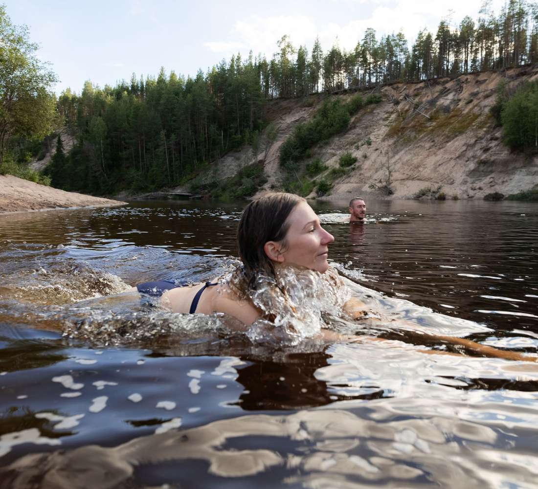 Uimassa Oulankajoella, kuva Jani Kärppä