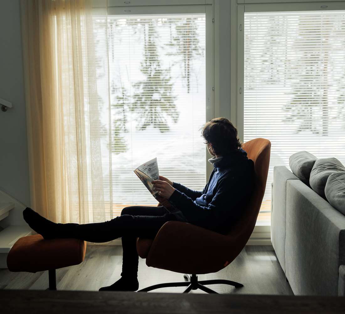 Relaxing in the living room in Rukalodge. Photo: Mikko Santasalo
