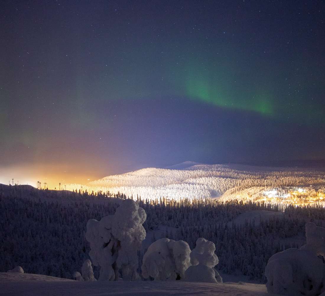 Revontulet Rukan rinteillä. Kuva Salla Karhumaa.