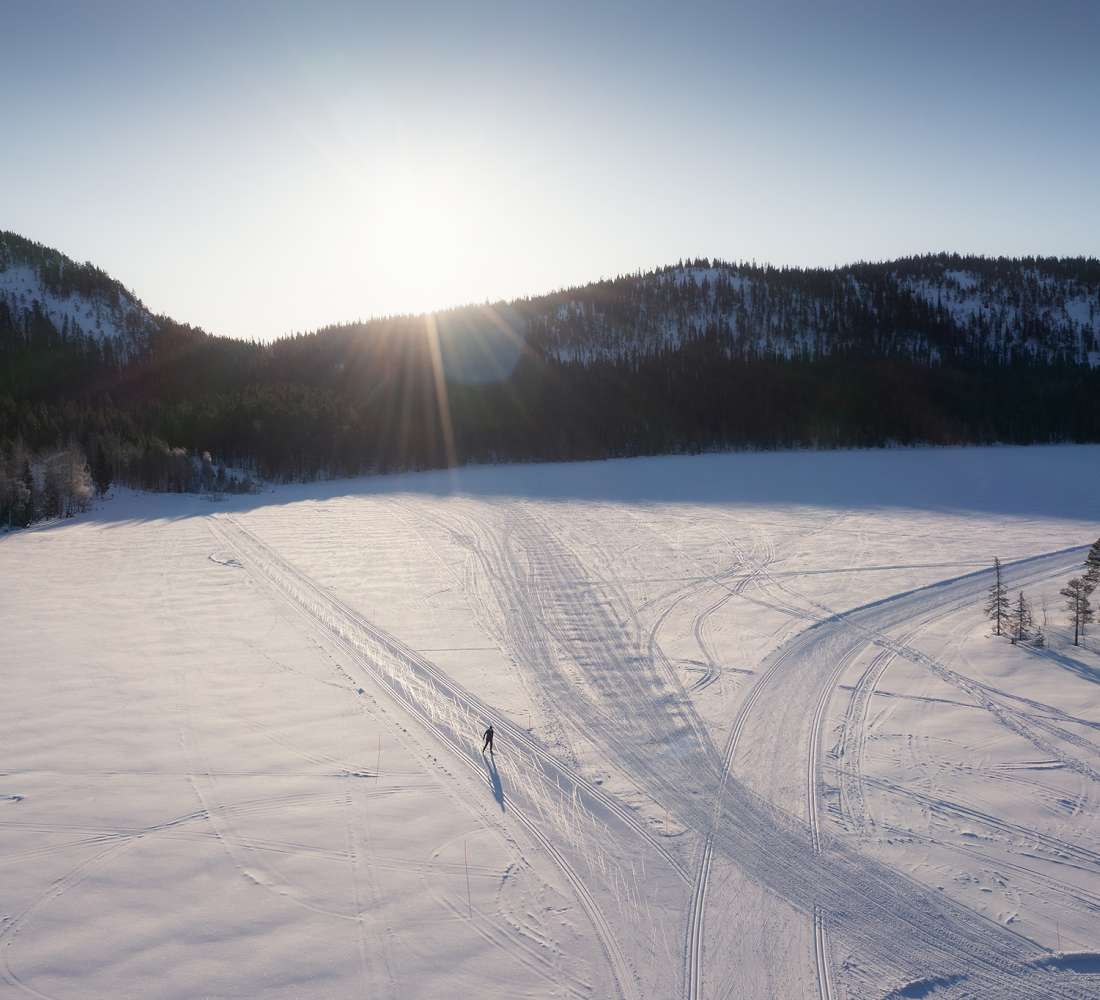 Hiihtäjä Konttaisen maisemissa Rukalla. Kuva Harri Tarvainen/Kotakollective