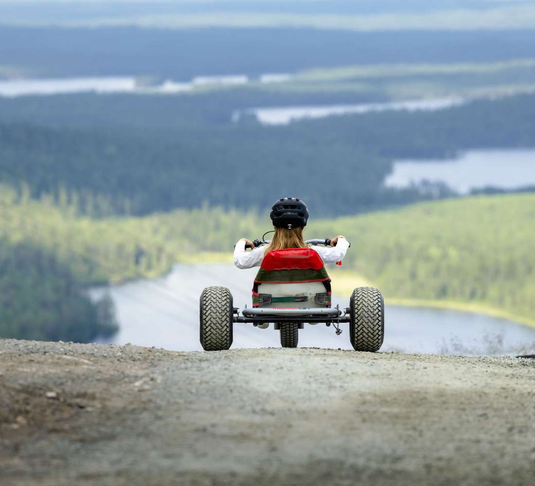 Huristele tunturissa Ruka Rally -mäkiautolla! Kuva Kota Collective
