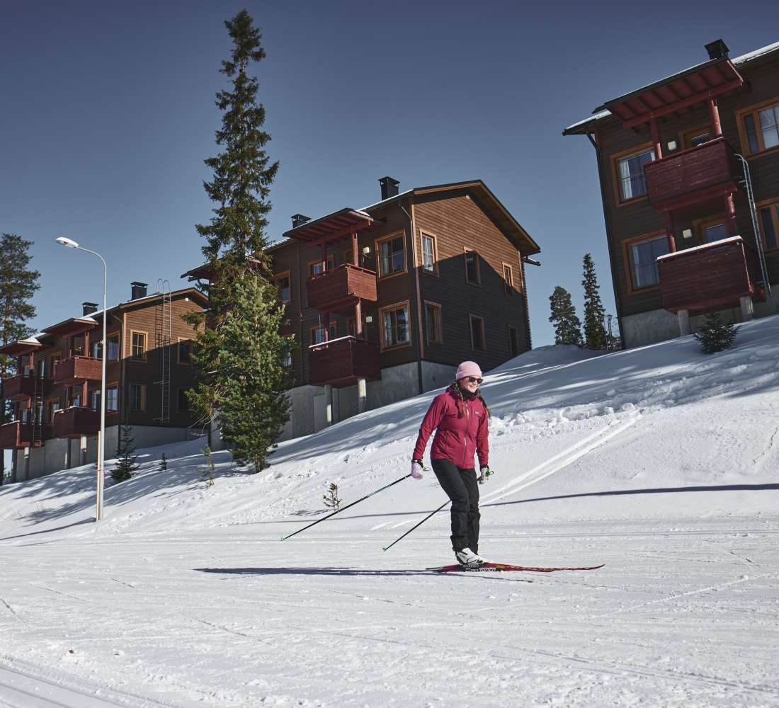 Aurinkorinne hiihtäjä