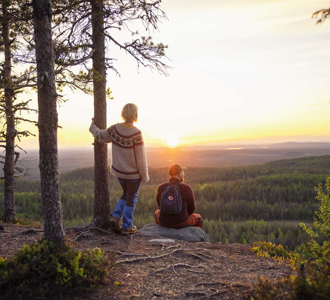 Pariskunta ihailemassa keskiyön aurinkoa Konttaisella. Kuva Harri Tarvainen