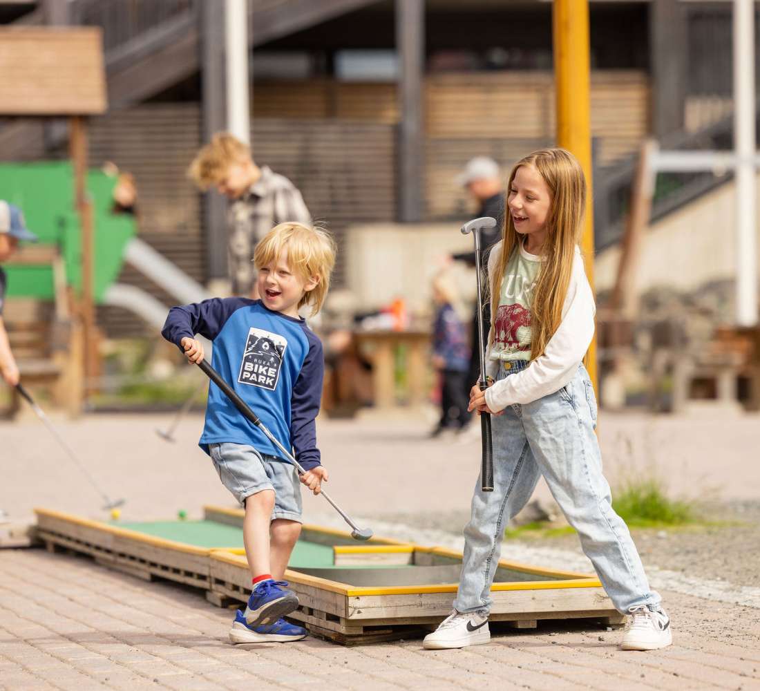 Minigolfia Rukan kylässä. Kuva Harri Tarvainen