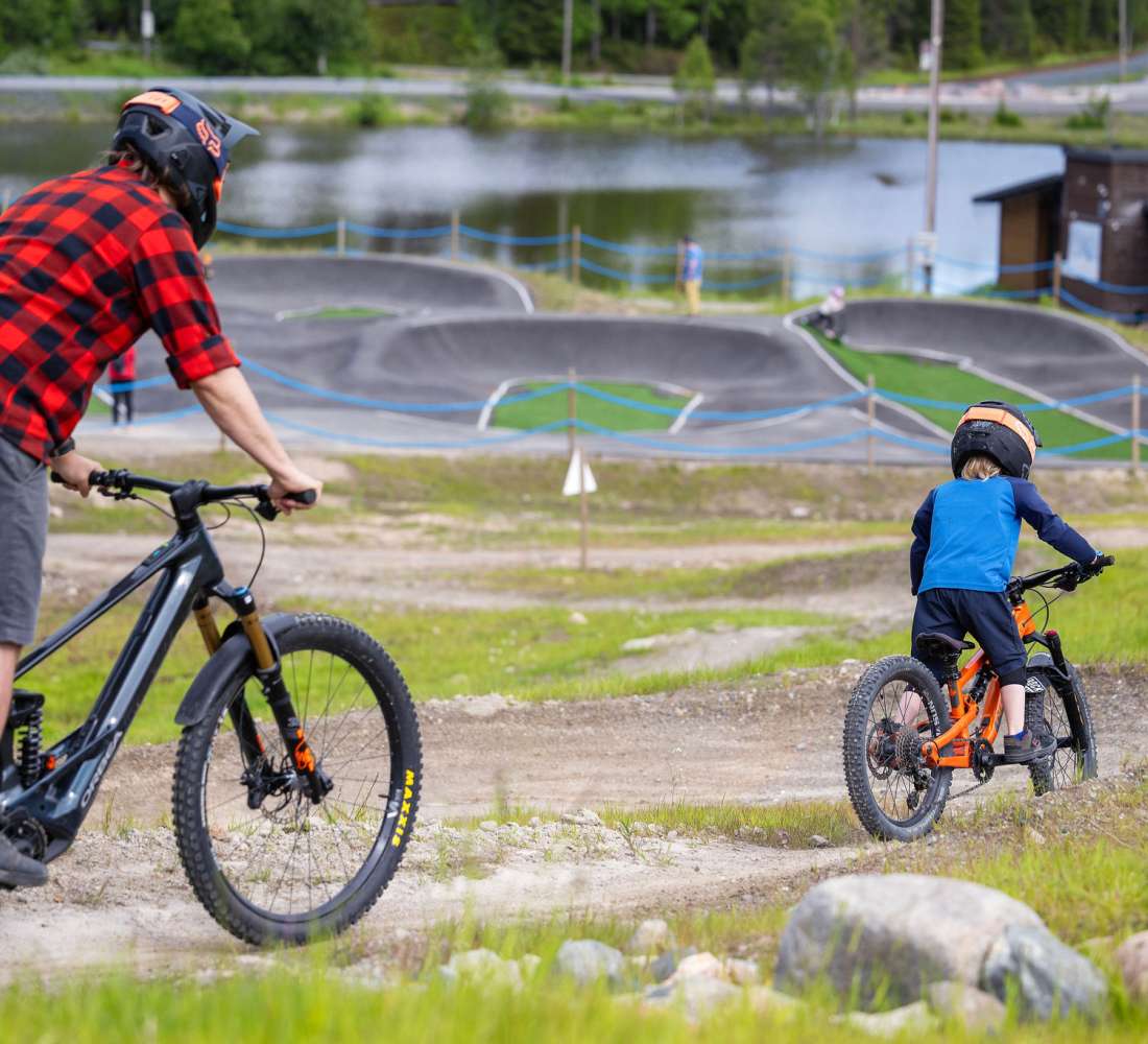 Mies ja lapsi Family Parkissa alamäkipyörillä. Kuva Harri Tarvainen